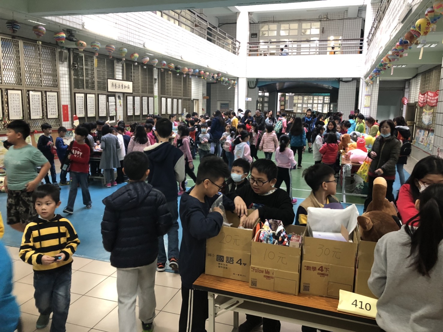 學校於中庭舉辦跳蚤市場活動