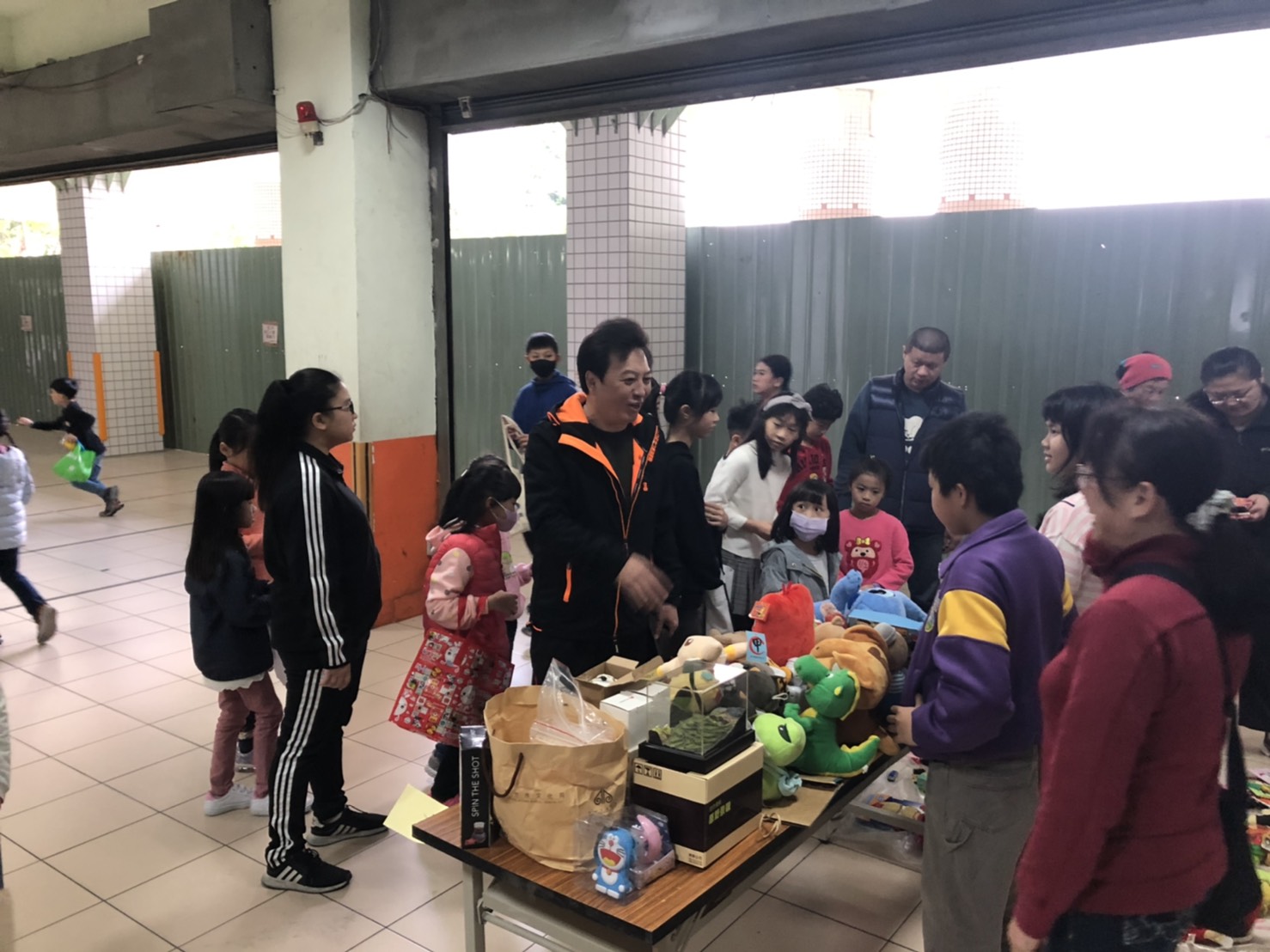 跳蚤市場家長和學生共同參與
